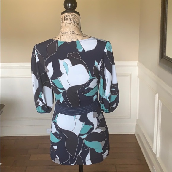 BCBGMAXAZRIA High Low Patterned 3/4 Top EUC - Picture 7 of 8